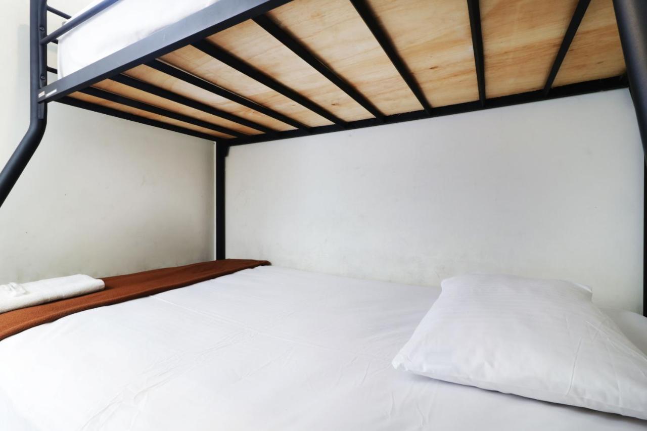 Hotel Bantal Guling Pasar Baru Bandung Exterior foto